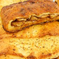 Сочные бисквиты с яблоками и соусом.